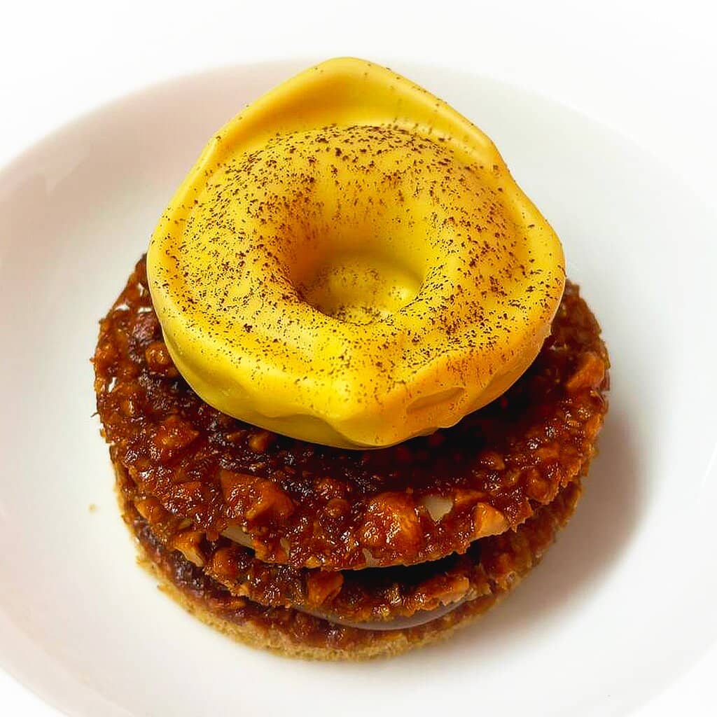 Questo dolce a forma di raviolo al sapore di arancia, cioccolato e cacao, è la promessa di un finale indimenticabile.