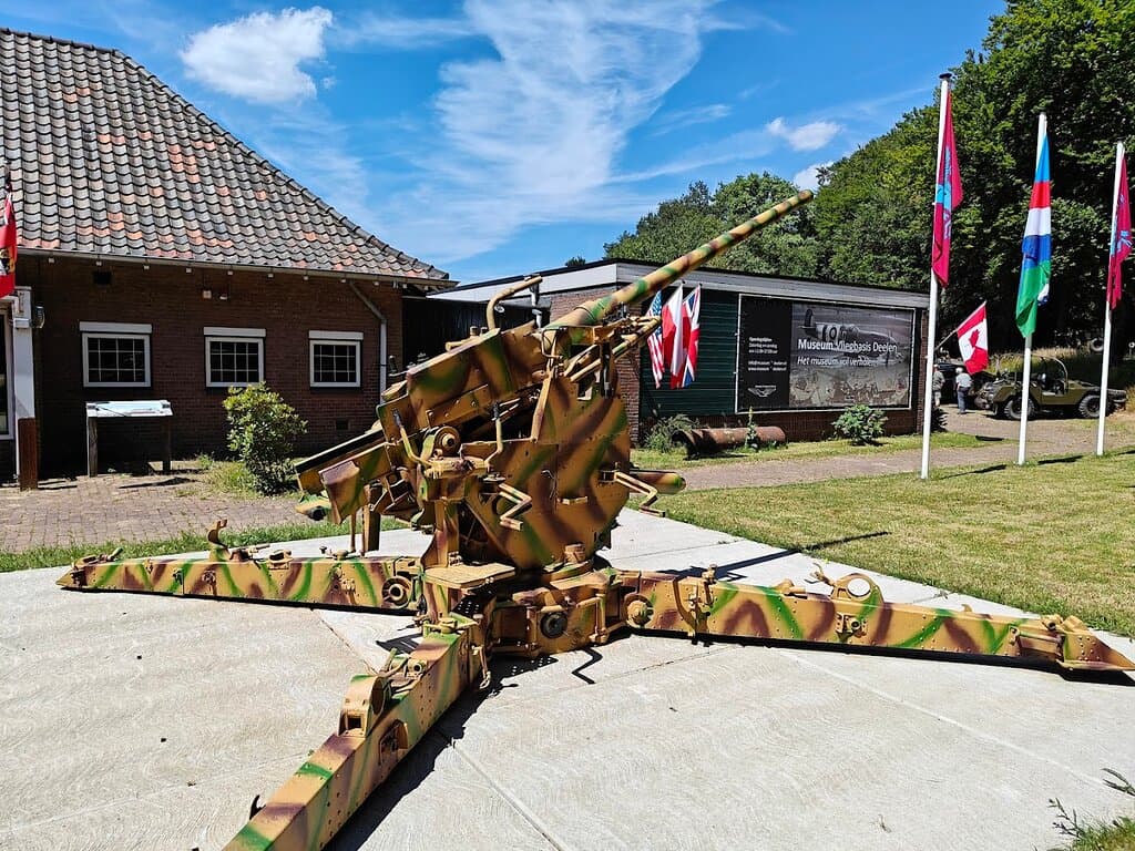 Dit kanon stond aan de zuidkant van de Rijn bij Arnhem opgesteld tijdens Operatie Market Garden, het is een Frans 75mm kanon wat door de Duitse troepen buitgemaakt en weer ingezet is.  In dit filmpje vertellen we je er meer over. https://qr.link/5sMYJU