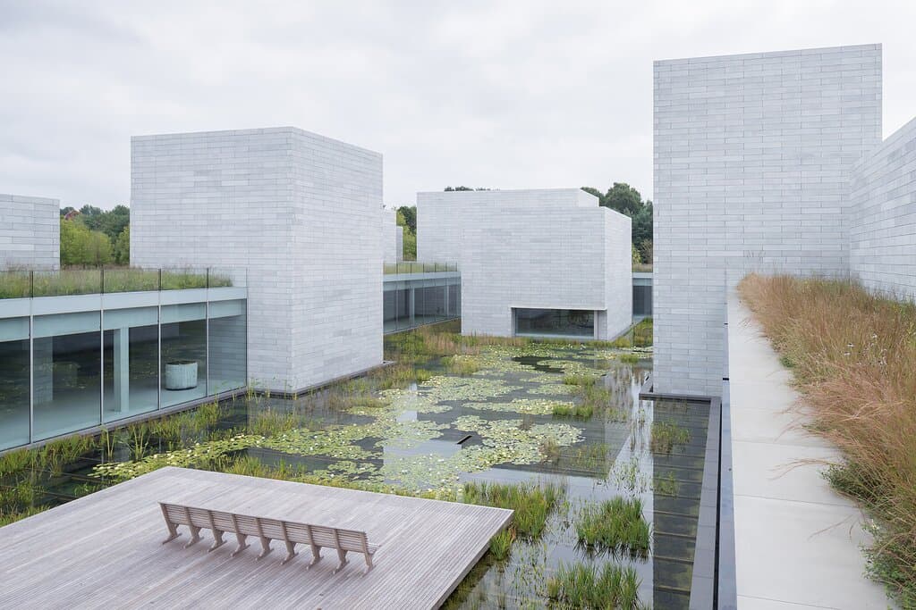 Water Court at the Pavilions Photo: Iwan Baan