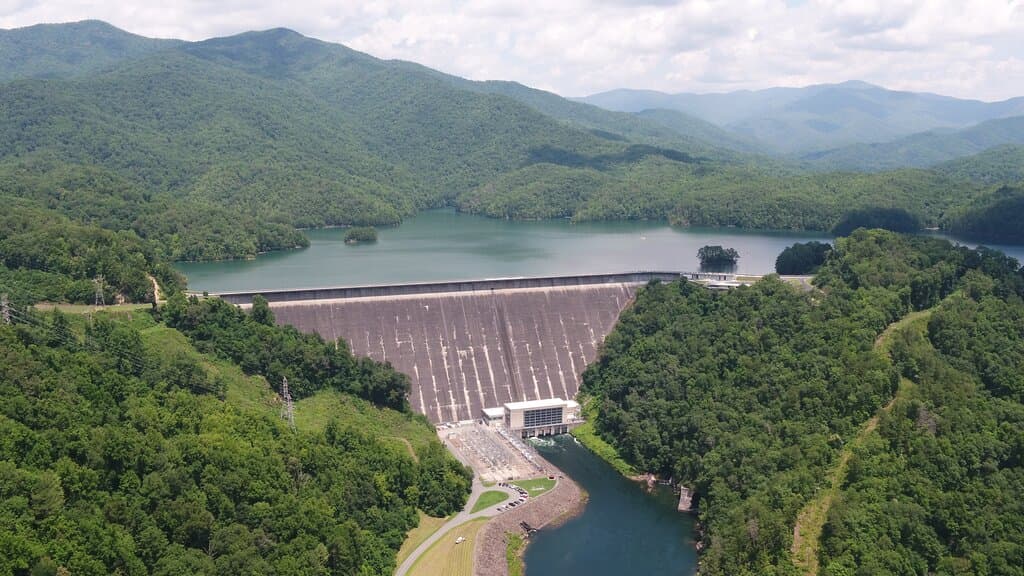 Fontana Dam, nestled in the Smoky Mountains of North Carolina, is a stunning feat of engineering and a must-see for nature lovers. Standing as one of the tallest dams in the Eastern U.S., it offers breathtaking views of Fontana Lake and the surrounding mountains. Whether you're interested in hiking, fishing, or simply enjoying the views, Fontana Dam is a perfect spot for outdoor enthusiasts.