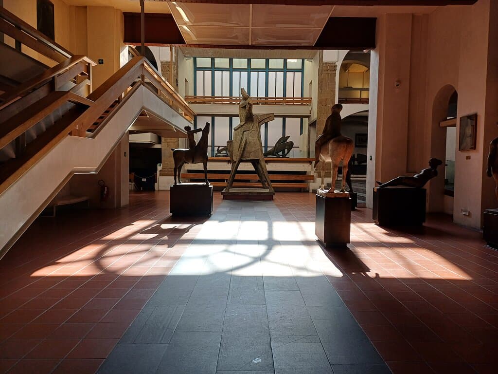 Entri al Museo e vieni inondato dalla luce che entra dai grandi finestroni e sembra quasi giocare con le sculture di Marino Marini che costellano gli spazi