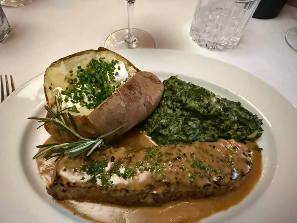 Cozy Bistro Ambiance