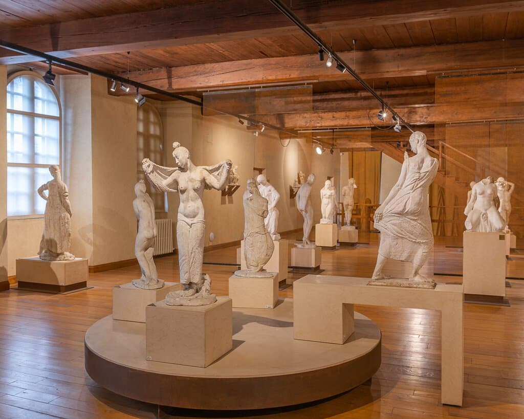 Il Museo Libero Andreotti contiene sculture, disegni e archivi dello scultore italiano attivo tra 1897 e 1933. Allestimento del primo piano.