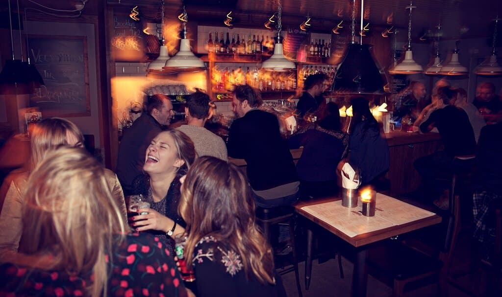 A lively evening at Døgnvill Burger in Stavanger – where great conversations meet juicy burgers, creative flavors, and top-quality ingredients. Our cozy bar is the perfect spot to enjoy good food, drinks, and even better company.