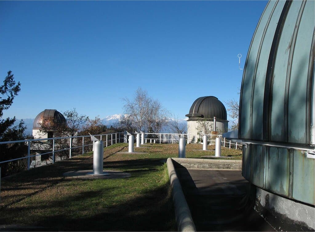 Le tre cupole astronomiche dell'Osservatorio Schiaparelli di Campo dei Fiori. Sullo sfondo il paesaggio alpino.