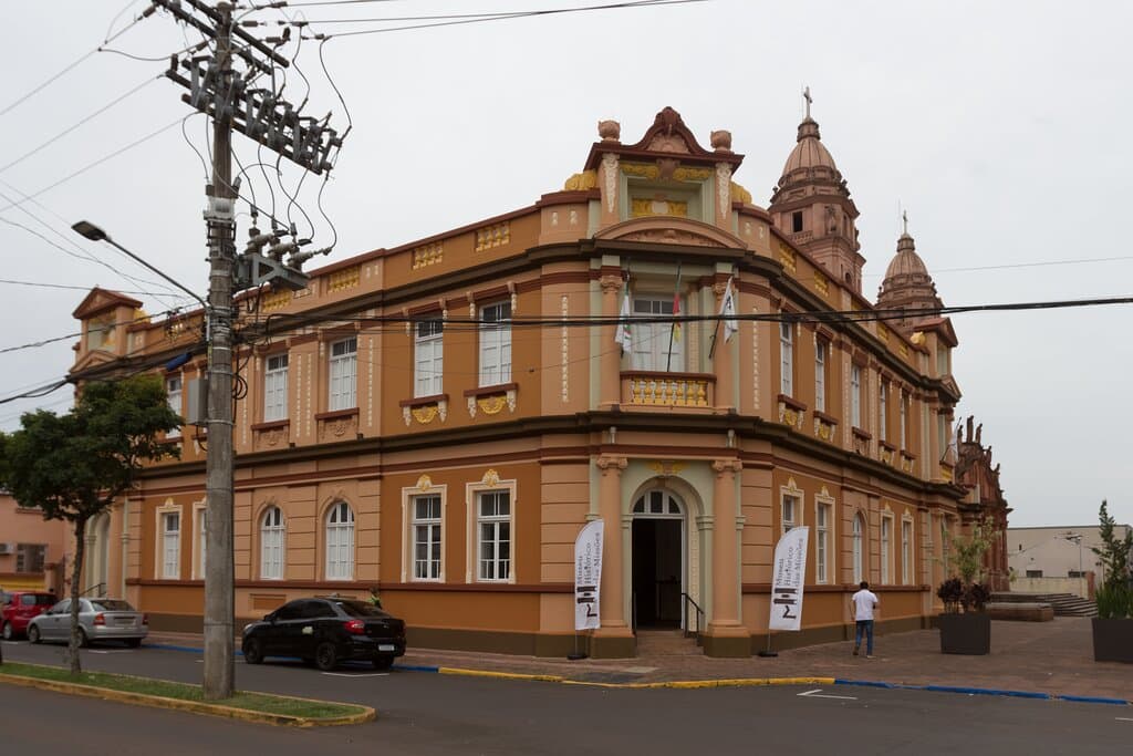 Edificação do Museu, muitos detalhes na parte externa também.