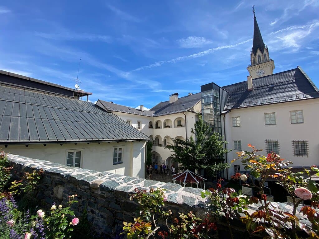 Blick von der Stadtmauer auf das Museum Villach und den Stadtpfarrturm. (c) Andreas Kuchler