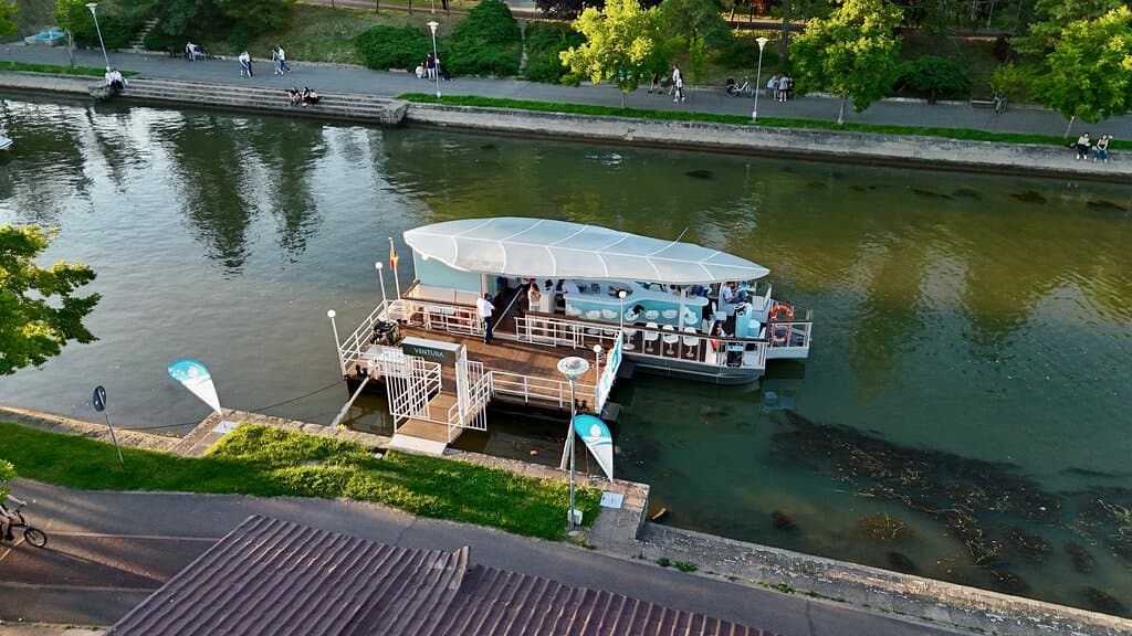Step aboard Ventura, Romania’s first fully electric passenger boat, docked in the heart of Timișoara. This is where your relaxing cruise on the Bega begins — with comfy seats, refreshing drinks, and an eco-friendly ride through the city’s green corridor.
