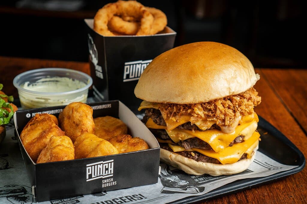Se liga! Aqui no Punch, nossos nuggets são feitos com 100% peito de frango, fritos em óleo de algodão. Este óleo é mais saudável e suporta altas temperaturas sem queimar, deixando tudo crocante e delicioso!