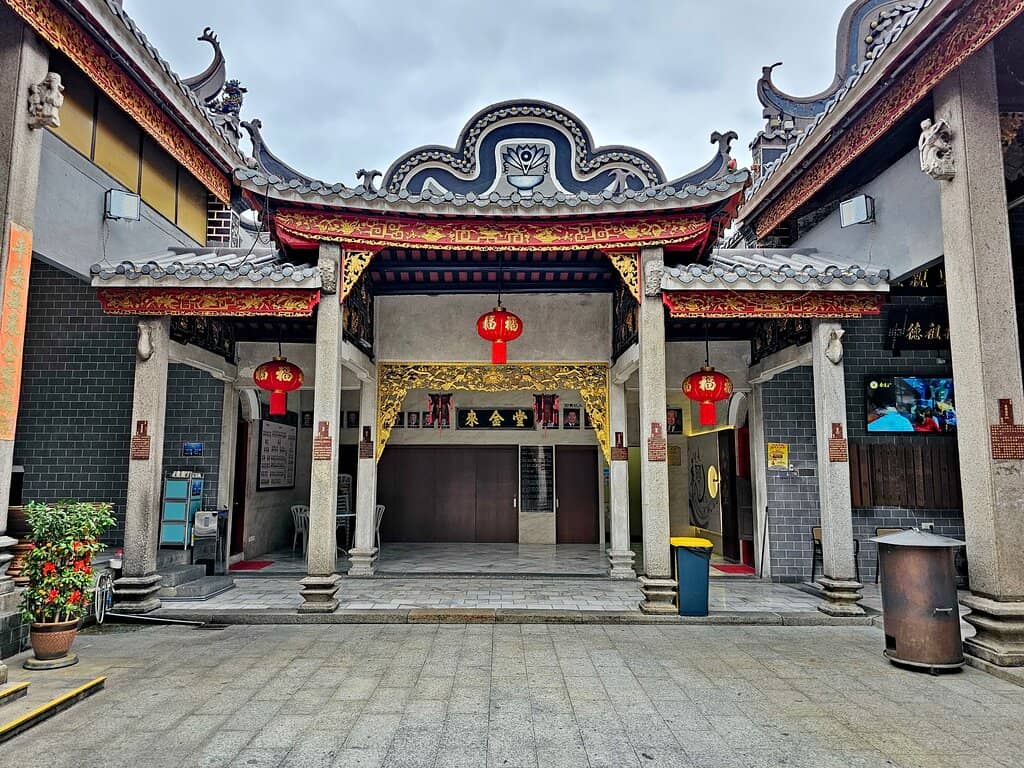 Intricate Roof Sculptures