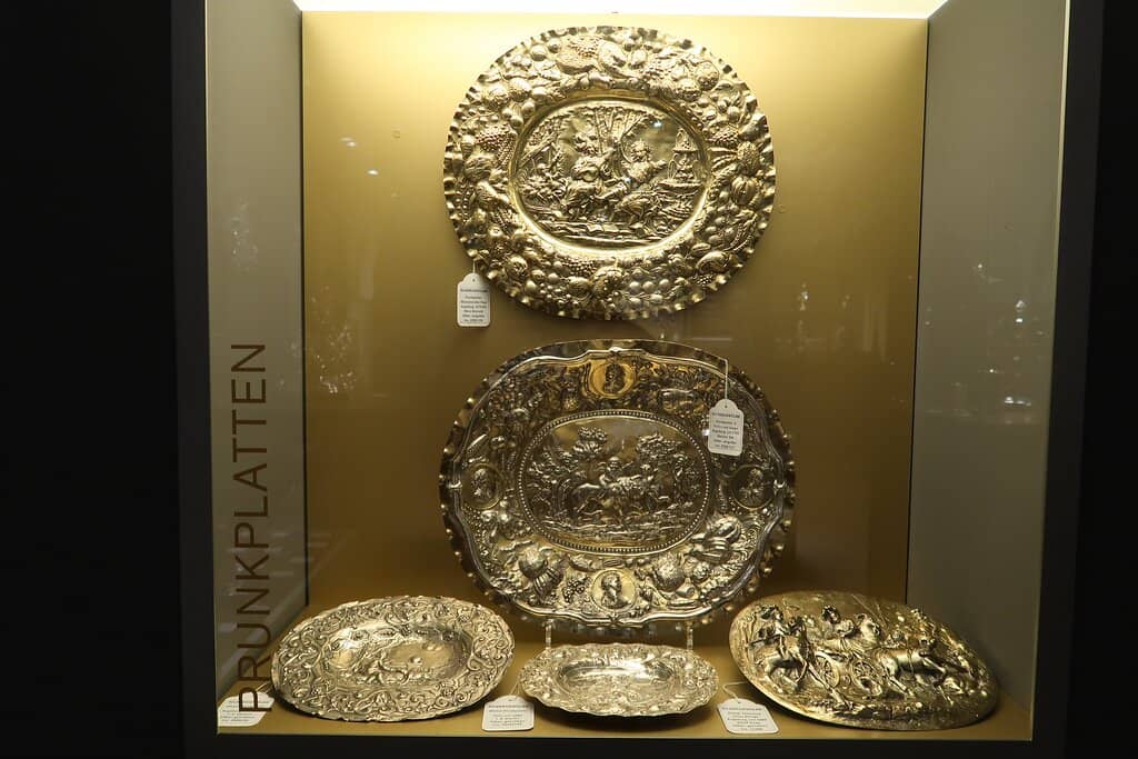 Sculptures & Handicrafts