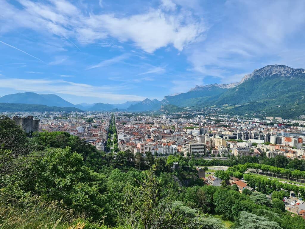 Panoramic City & Mountain Views