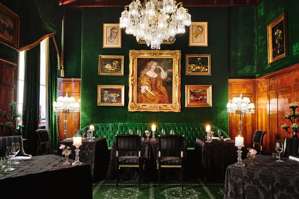 Be enchanted by the impressive ambience, where the traditional elegance of the interior harmonises perfectly with the modern freshness of service and cuisine at one of the best restaurants in Vienna. Admire a Lobmeyr chandelier from 1883 and original paintings by Faistauer while enjoying exquisite regional Austrian dishes in the Restaurant Grüne Bar at Hotel Sacher Vienna. Try the finest traditional Viennese cuisine in an elegant environment; with a smart casual dress code.