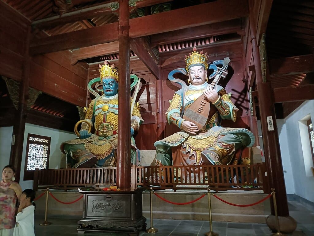 Hall of Four Heavenly Kings. Two kings.