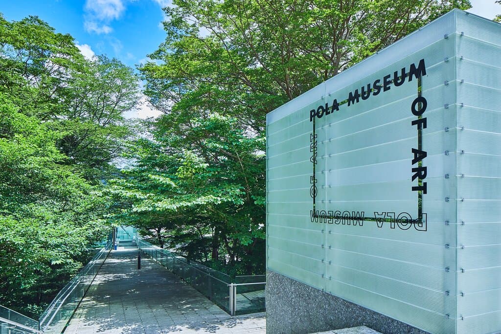 箱根、仙石原に2002年開館。印象派から現代アートまで多彩な作品を収蔵。企画展、常設展を開催。