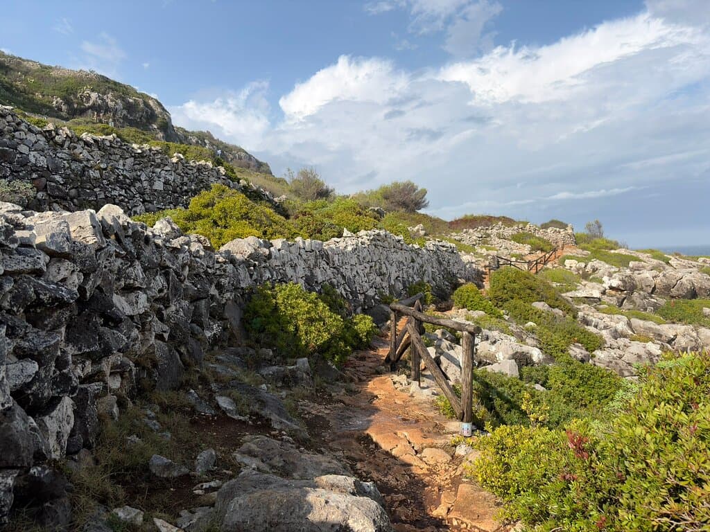 Vue de la plage et du sentier.