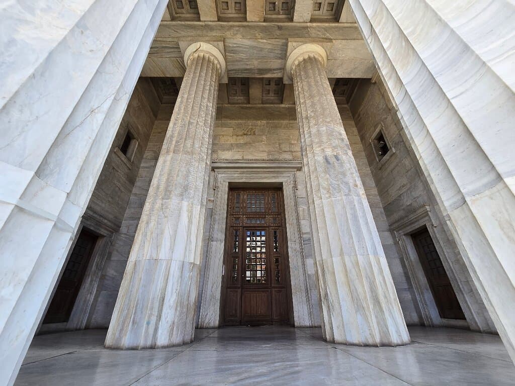 หอสมุดแห่งชาตินี้ตั้งอยู่ย่านใจกลางเมืองเอเธนส์ ความสวยงามของตัวอาคารอันเป็นสัญลักษณ์แห่งนี้โดดเด่นด้วยสถาปัตยกรรมนีโอคลาสสิกอันน่าทึ่ง ประดับจุดสำคัญต่างๆด้วยรูปปั้นหินอ่อน จึงเป็นมูลเหตุที่ทำให้ที่นี่เป็นจุดหมายปลายทางที่ไม่ควรพลาดสำหรับผู้ชื่นชอบประวัติศาสตร์และสถาปัตยกรรม ครับ