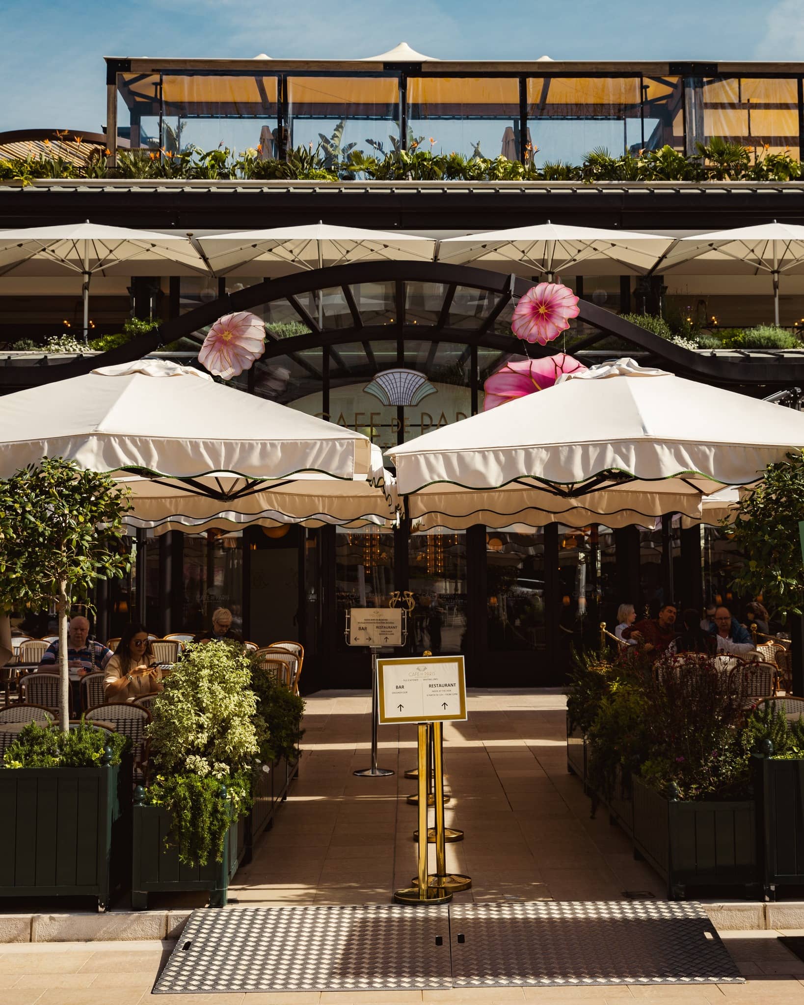 Café de Paris Charm