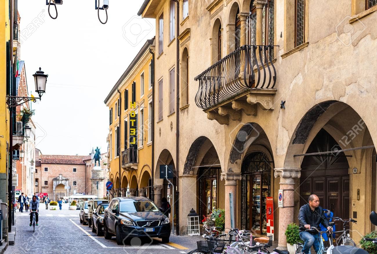 Via del Santo Atmosphere