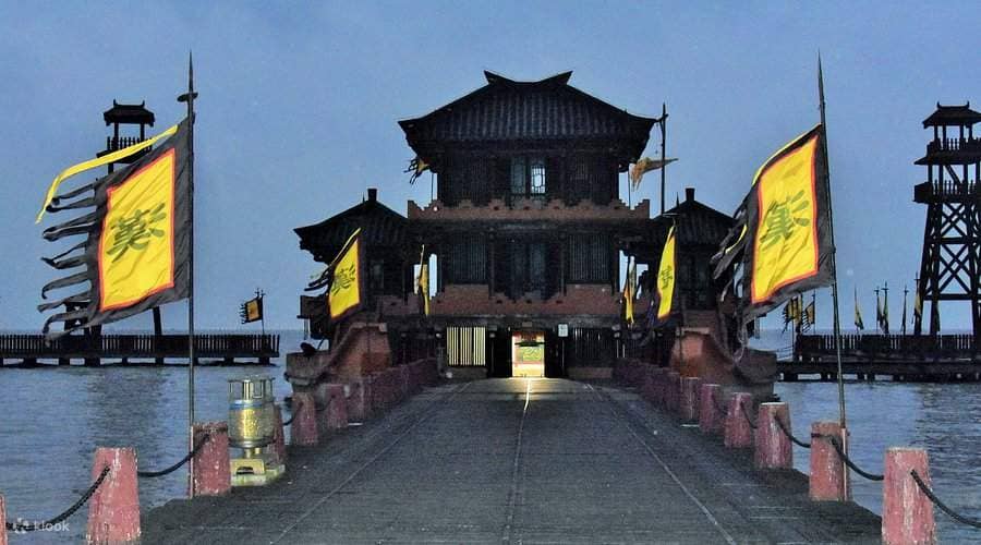 Panoramic Lake Views