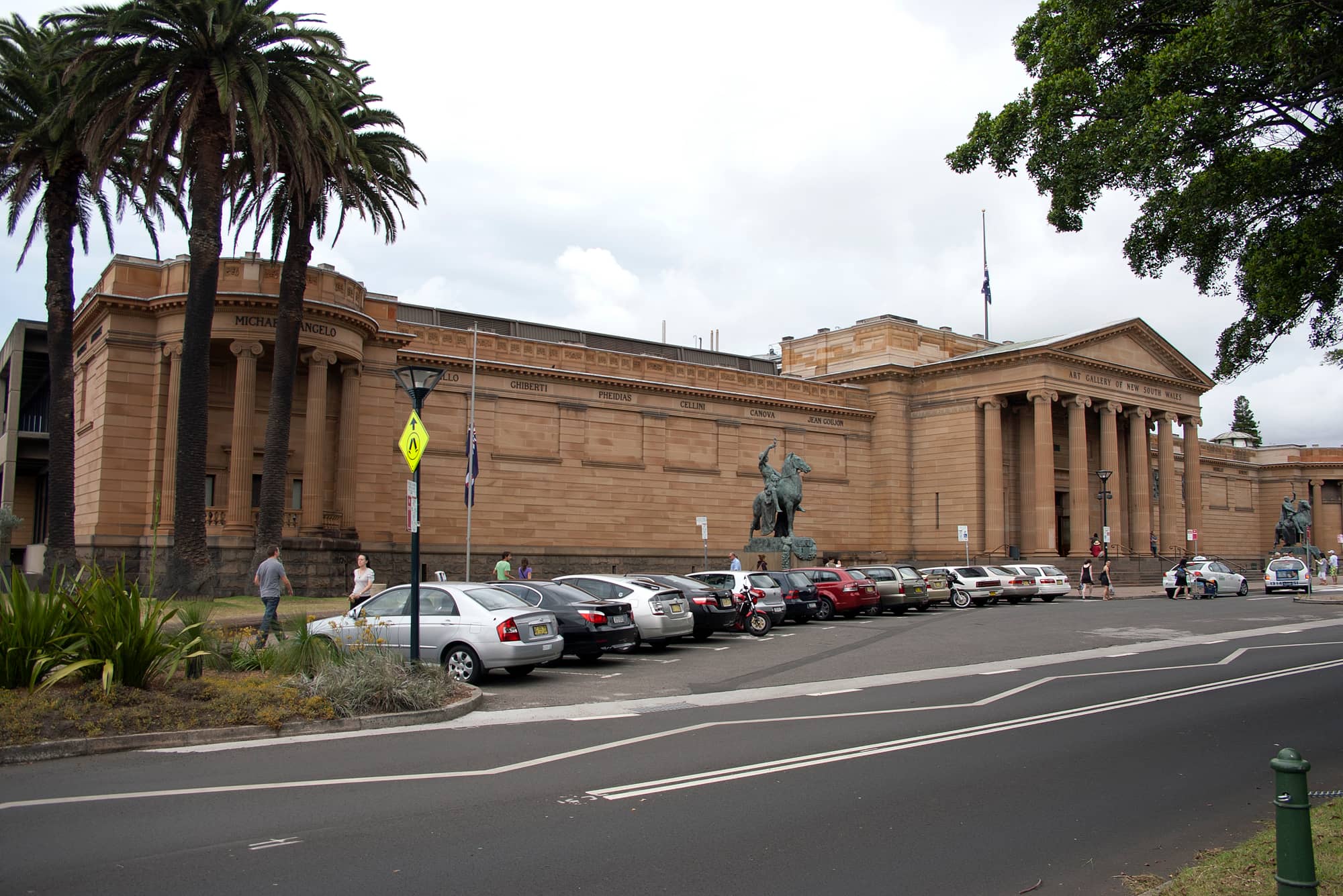 Proximity to Art Gallery