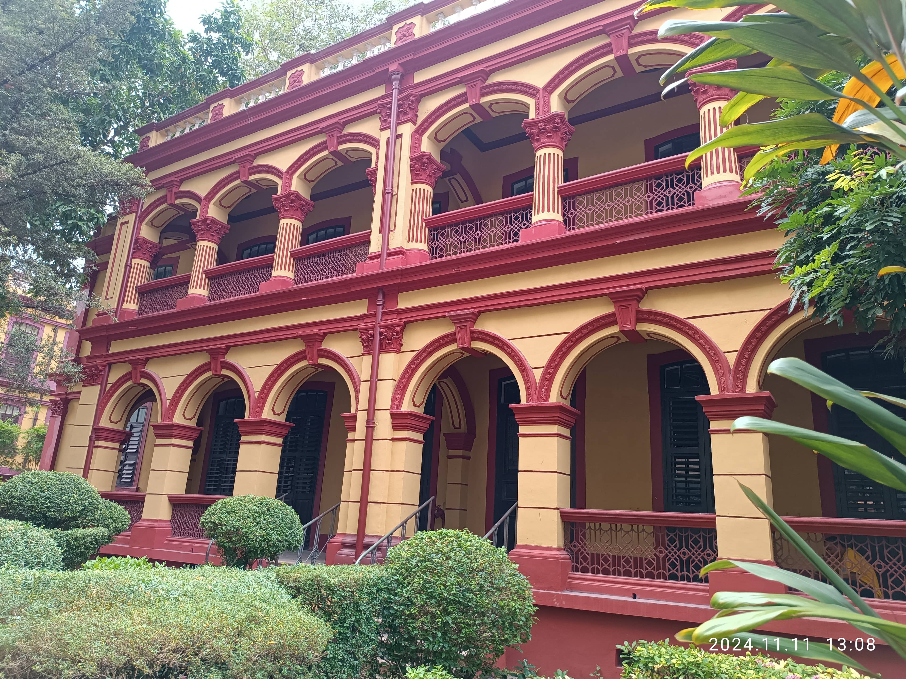 Local Life & Atmosphere