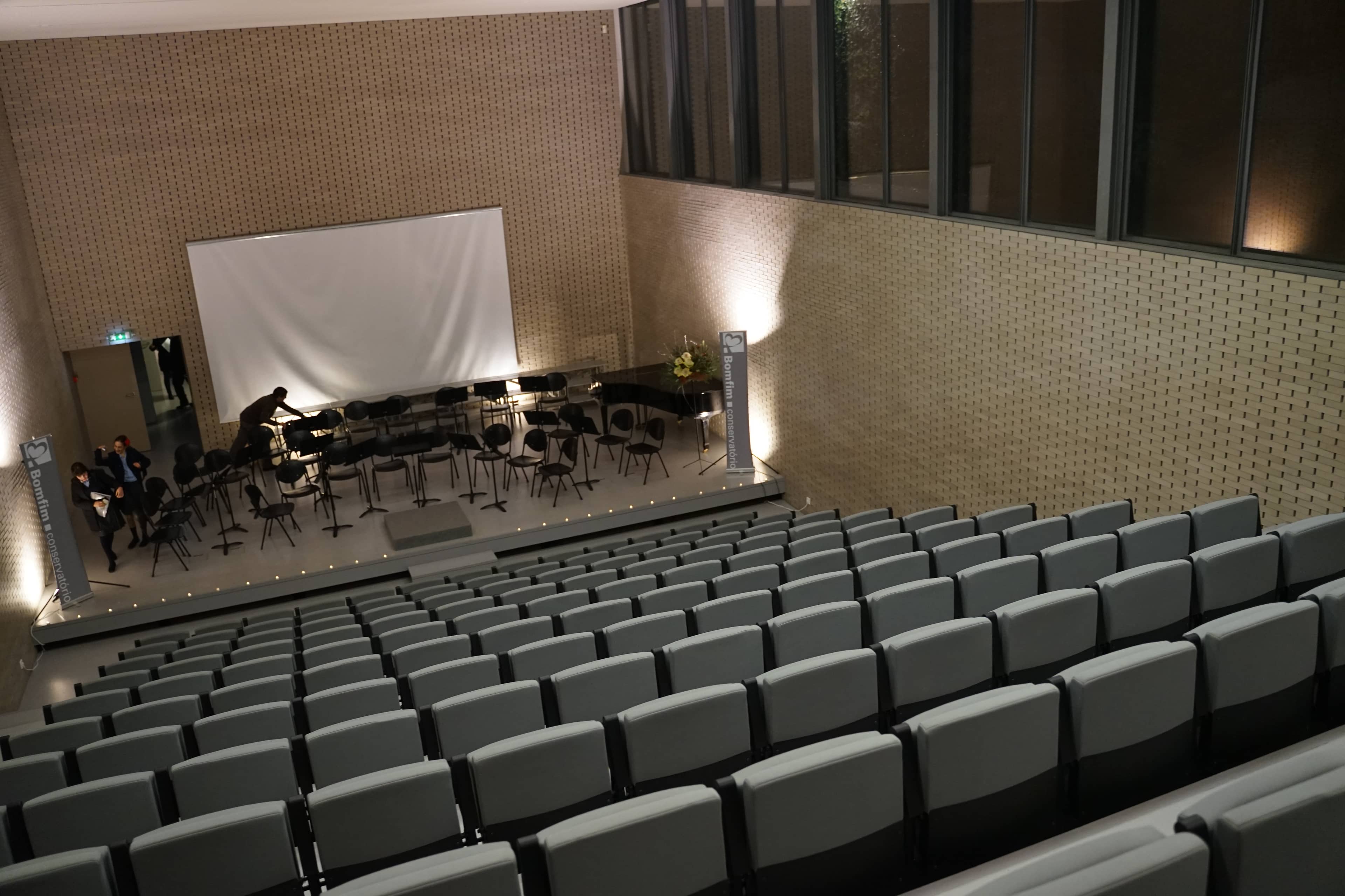 Live Music & Performances