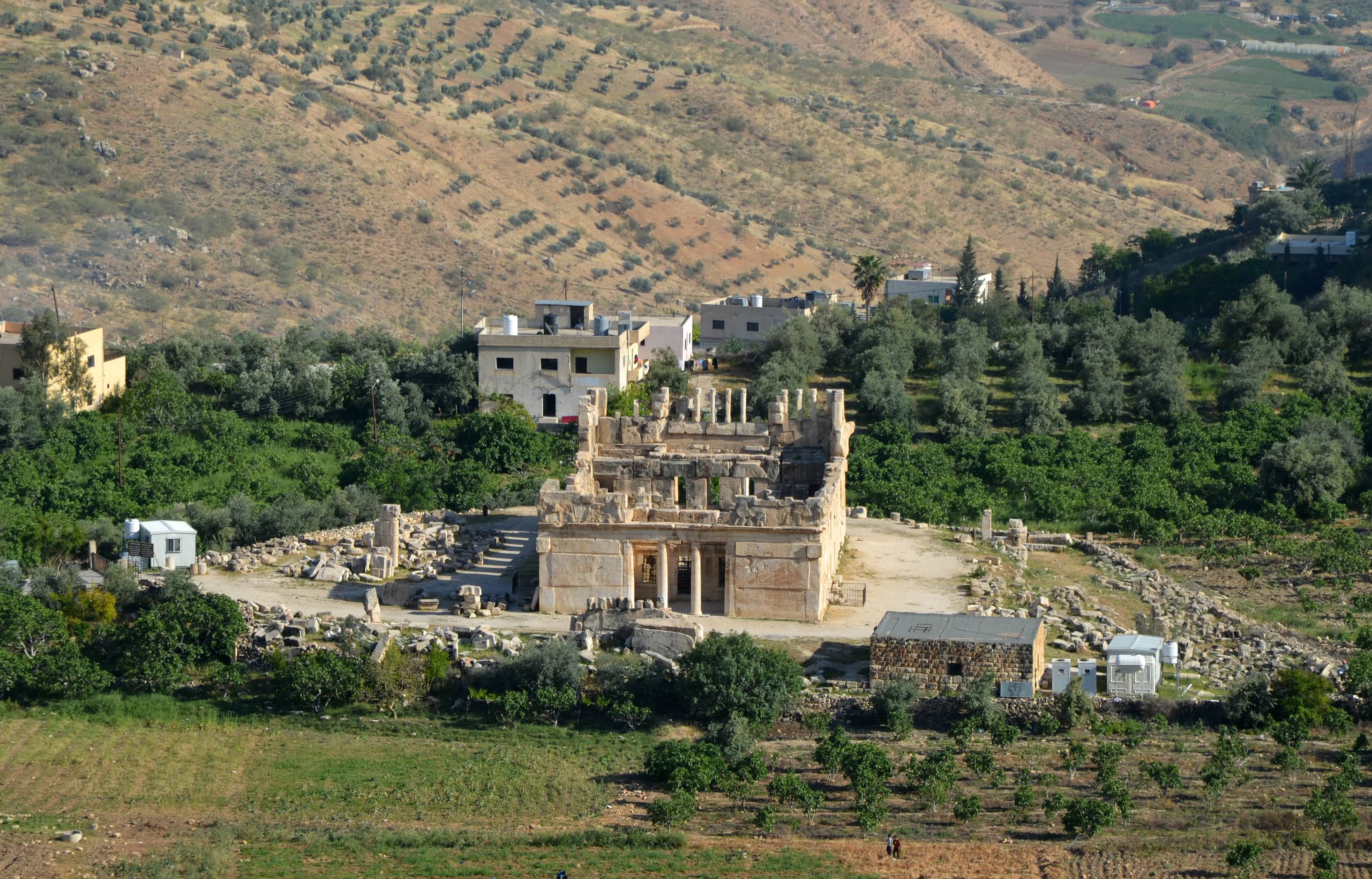 Proximity to Qasr Al-Abd