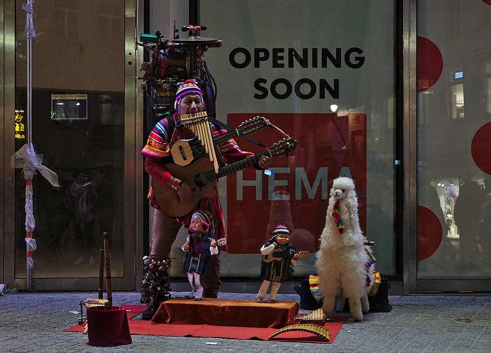 Street Performers & Local Vibe