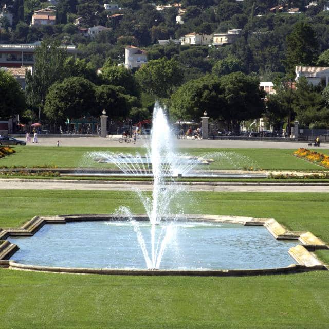 Lakeside Cafe & Fountains